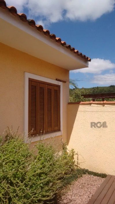 Ótima casa com 3 dormitórios, 2 banheiros e 2 vagas de estacionamento. Living amplo para 2 ambientes