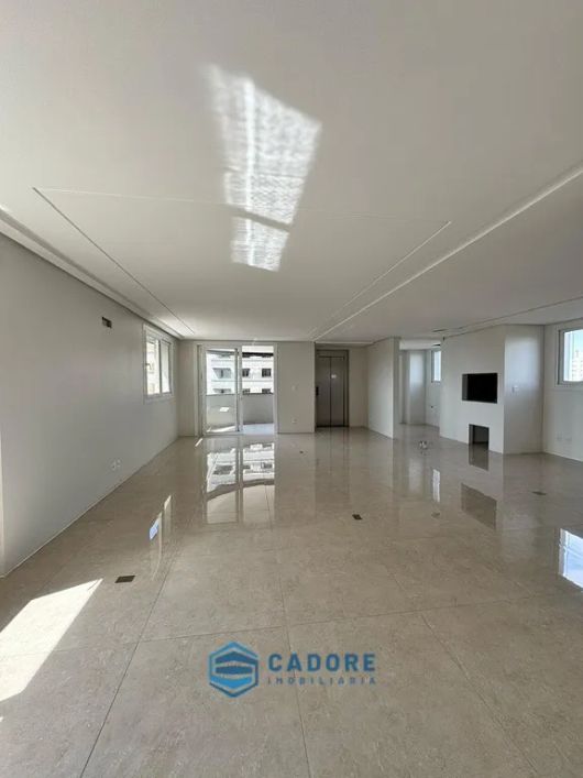 Apartamento com três dormitórios no Panazzolo