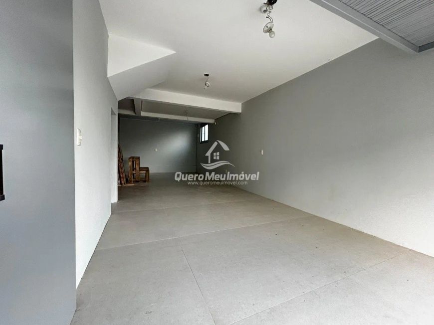 Sobrado Triplex semimobiliado no bairro Ana Rech