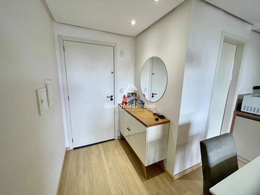 Apartamento semimobiliado no Universitário