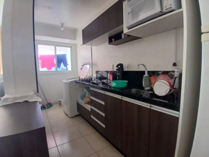 Apartamento de 53m , sem mobília com 2 dormitorios, sacada e vaga de garagem coberta no Bairro Desvi