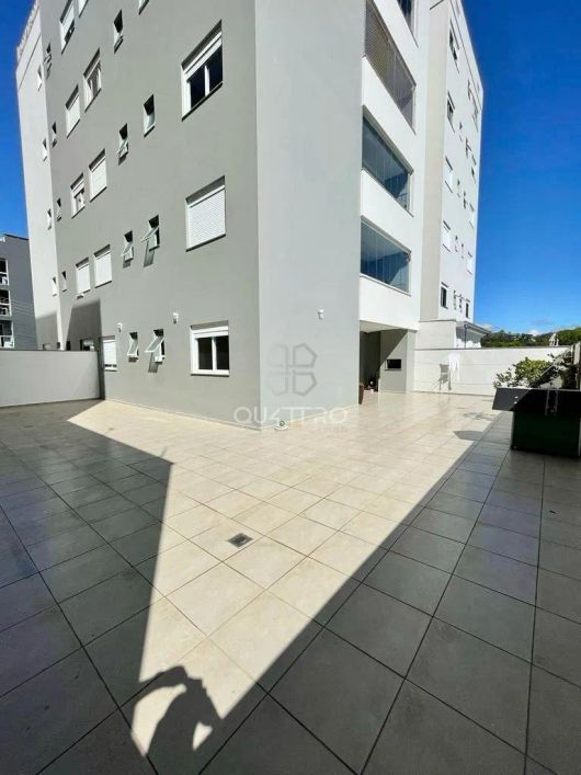 Apartamento semi mobiliado com mega terraço e muito sol no Vinhedos