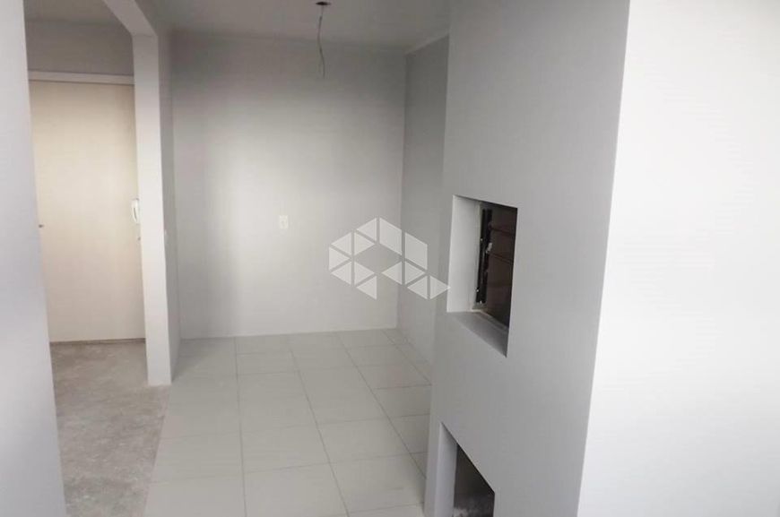 Apartamento com 03 dormitórios, sacada e churrasqueira com 2 vagas em Caxias do Sul