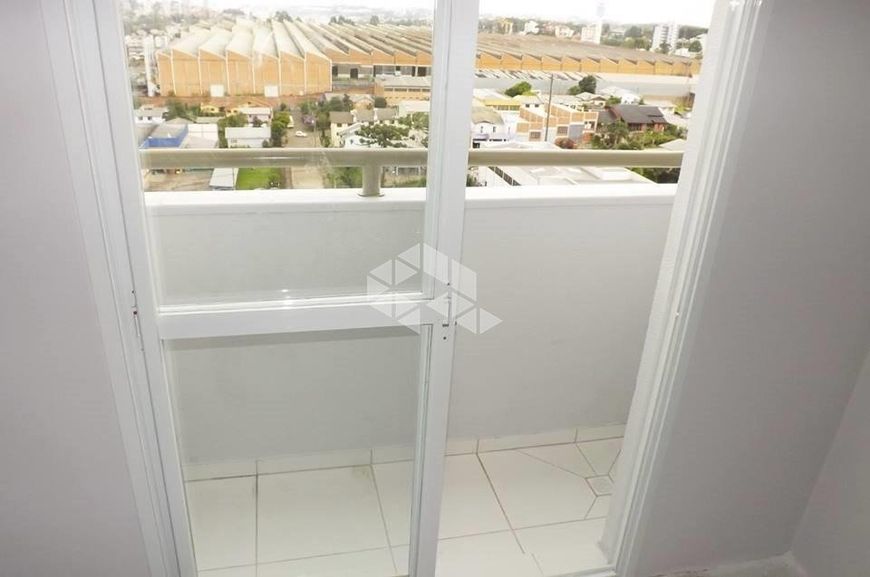 Apartamento com 03 dormitórios, sacada e churrasqueira com 2 vagas em Caxias do Sul