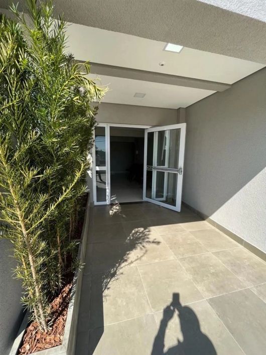 Excelente apartamento com 02 dormitórios (com opção para suíte), sala para 02 ambientes, sacada com