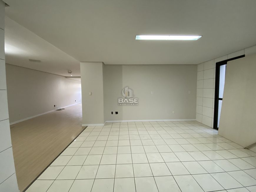 Apartamento revitalizado com 3 dormitórios, sendo um suíte, living para 2 ambientes, ampla cozinha,