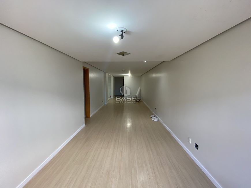 Apartamento revitalizado com 3 dormitórios, sendo um suíte, living para 2 ambientes, ampla cozinha,