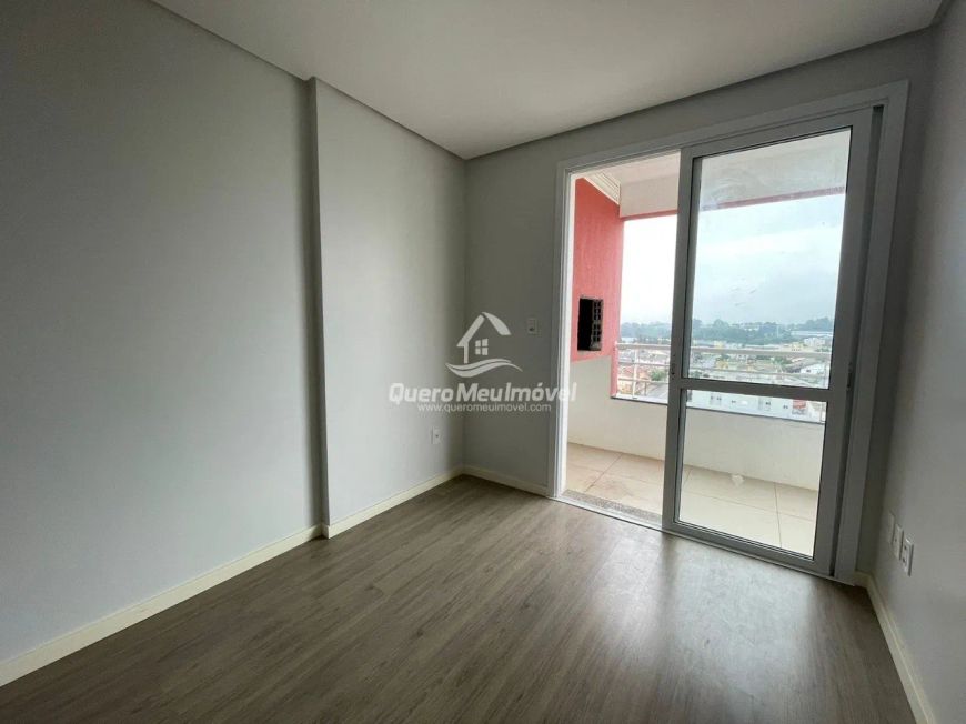 Apartamento semimobiliado no Desvio Rizzo