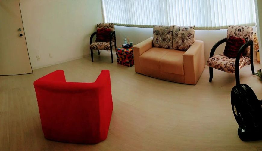 Excelente Sala Comercial Aérea em ótima localização e orientação solar no Centro! Conta com copa e l