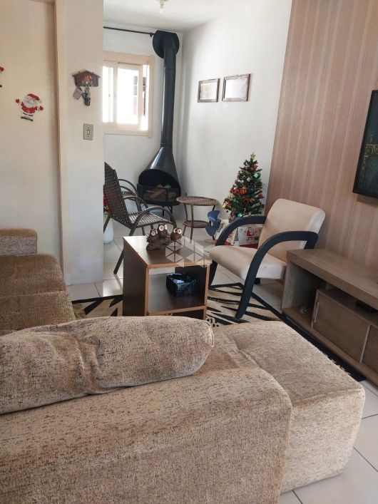 Sobrado com 2 dormitório, sala e banheiro , cozinha com churrasqueira e garagem no bairro desvio ri