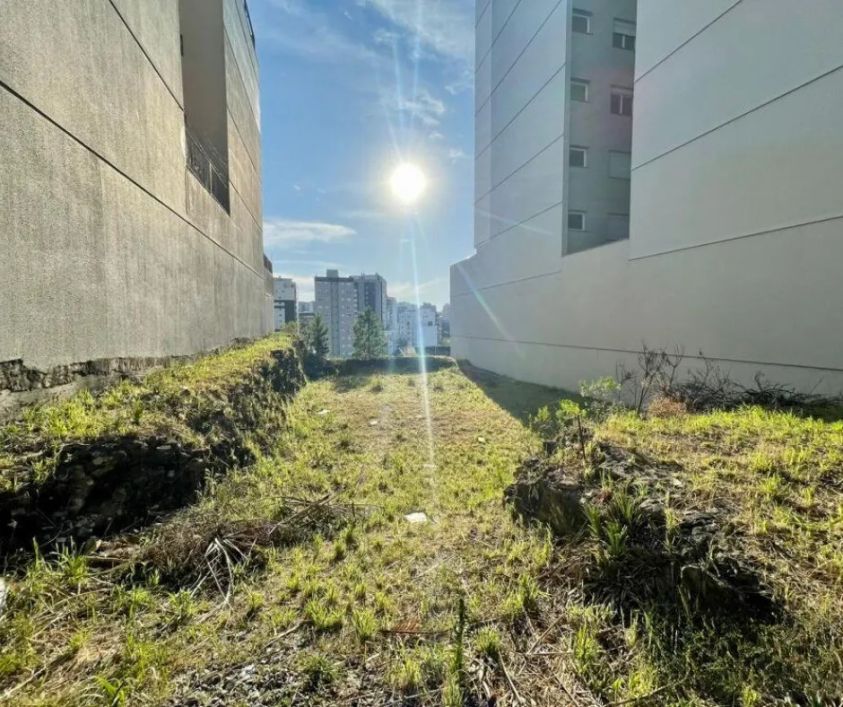 Amplo terreno no Bairro Sanvitto! Já foi feito escavação, ideal para construção de prédios. Área tot