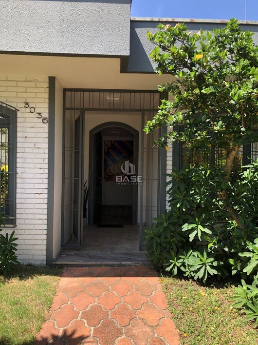 Casa a venda no bairro São Pelegrino , frente norte , com 153m² privativos de área construída e 484m