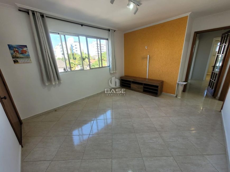 Apartamento semimobiliado com 3 dormitórios sendo um dormitório transformado em closet, sacada nos d