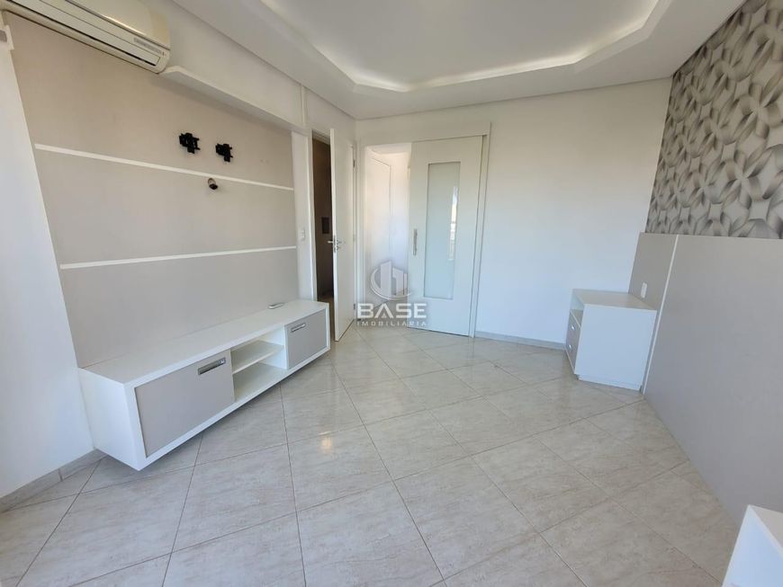 Apartamento semimobiliado com 3 dormitórios sendo um dormitório transformado em closet, sacada nos d