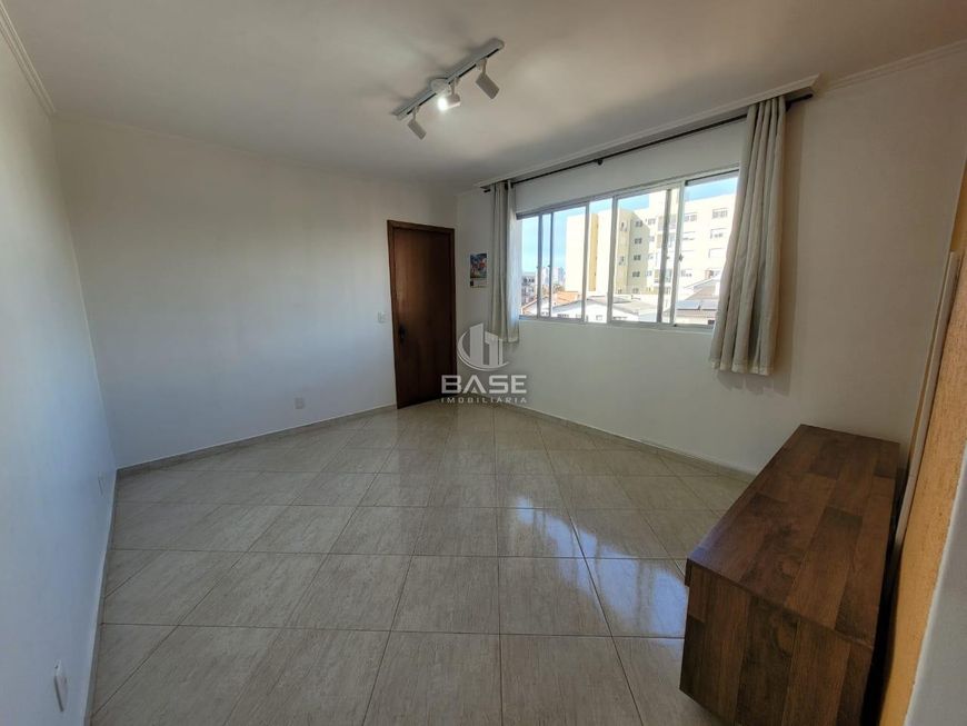 Apartamento semimobiliado com 3 dormitórios sendo um dormitório transformado em closet, sacada nos d