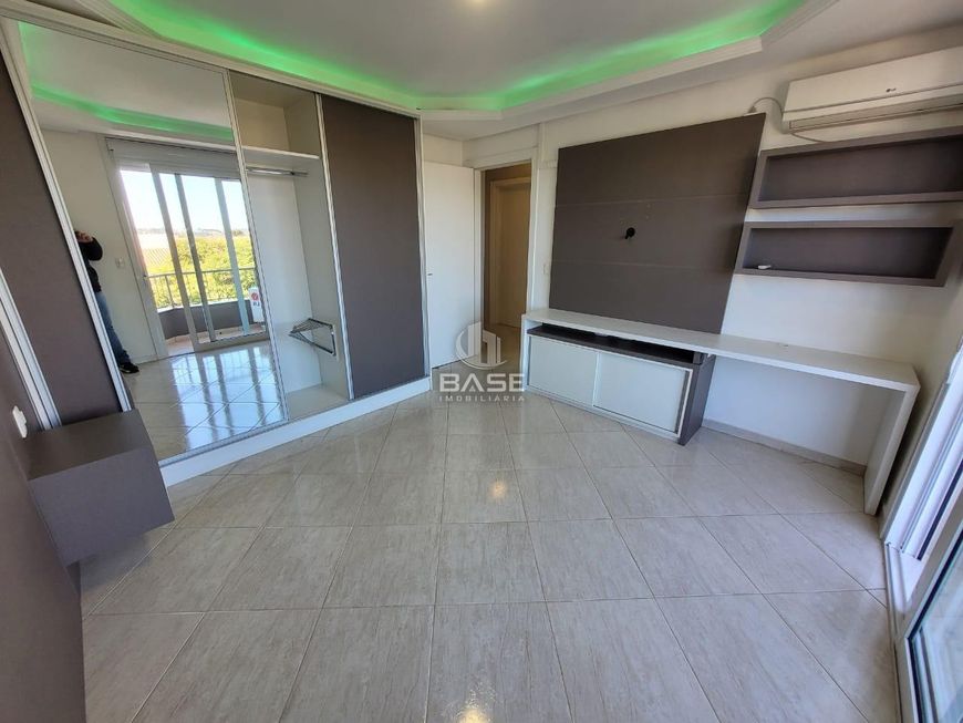 Apartamento semimobiliado com 3 dormitórios sendo um dormitório transformado em closet, sacada nos d