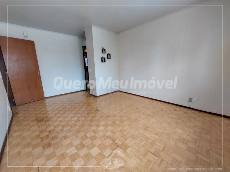 Apartamento semimobiliado em São Pelegrino