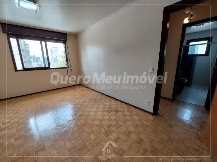 Apartamento semimobiliado em São Pelegrino