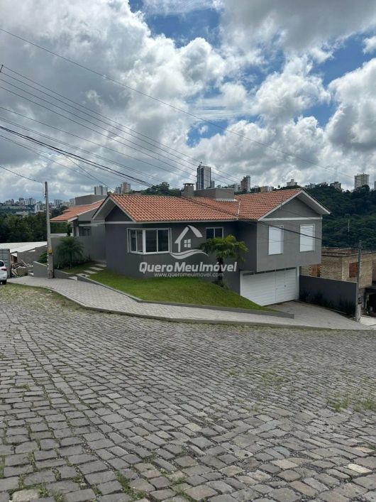 Casa de esquina à venda no Salgado Filho