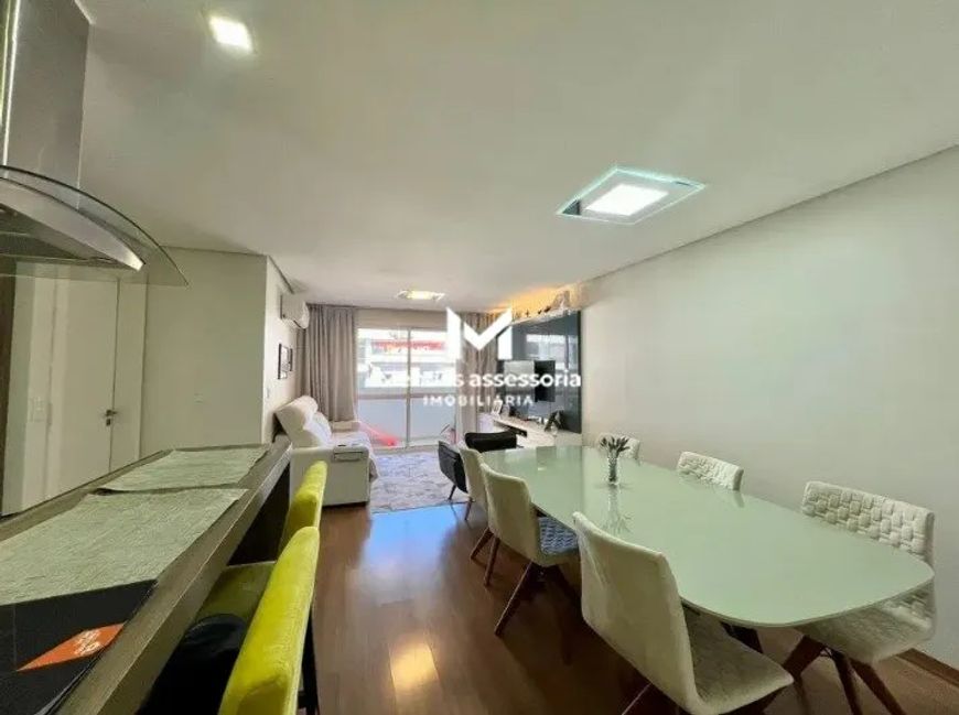 Apartamento semimobiliado com 3 quartos