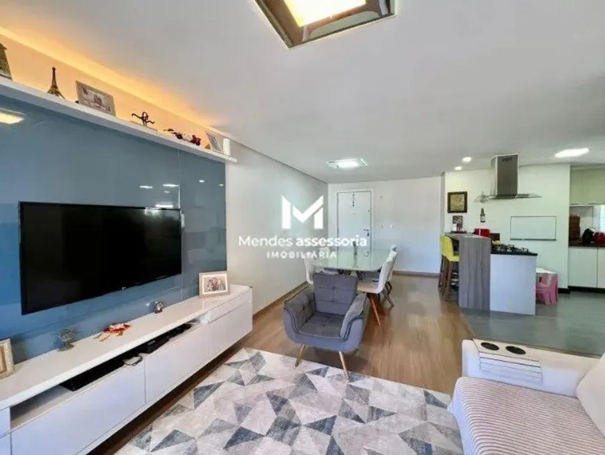 Apartamento semimobiliado com 3 quartos