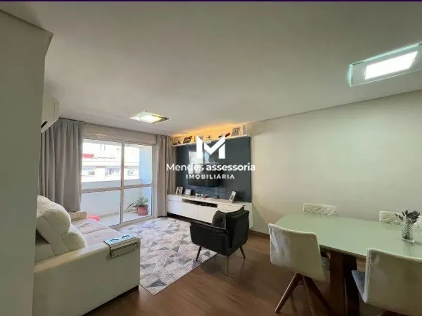 Apartamento semimobiliado com 3 quartos