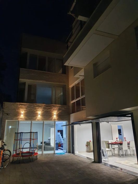 Amplo Sobrado Triplex em excelente localização e orientação solar no Bairro Colina Sorriso! Conta co