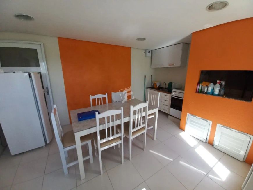 FULCHER IMÓVEIS Vende Apartamento com 2 Dormitórios sendo 1 suíte, sala de estar/jantar com sacada,