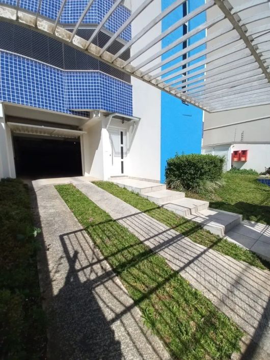 FULCHER IMÓVEIS Vende Apartamento com 2 Dormitórios sendo 1 suíte, sala de estar/jantar com sacada,