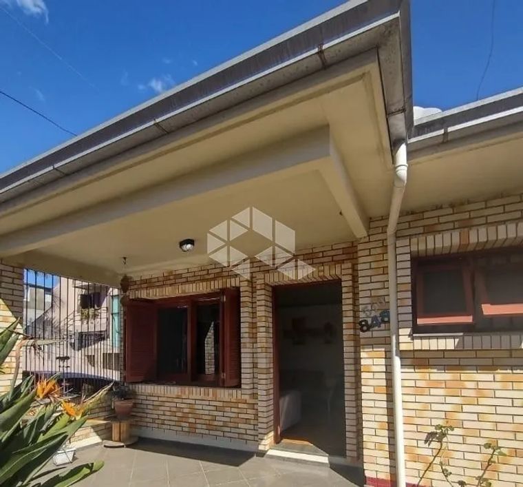 Casa de esquina , 03 dormitórios sendo um suíte no Cidade Nova