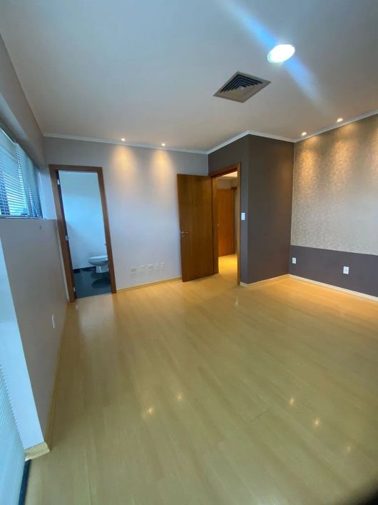 Excelente Sala Comercial, localizada no Bairro Madureira, ao lado do hospital Círculo! O edifício é
