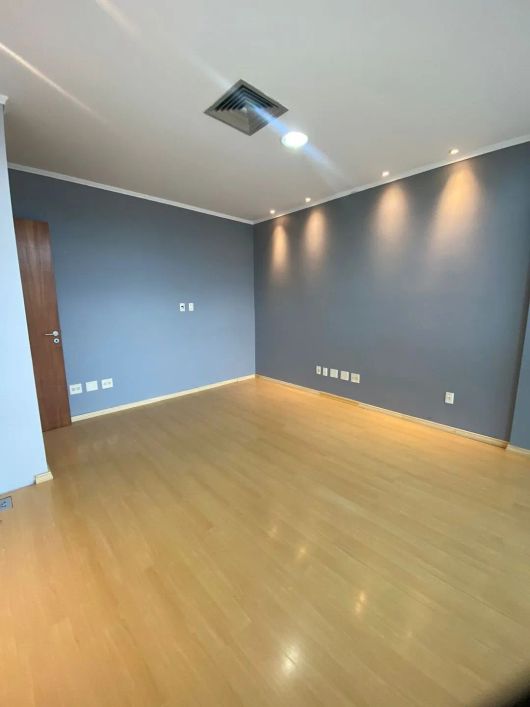 Excelente Sala Comercial, localizada no Bairro Madureira, ao lado do hospital Círculo! O edifício é