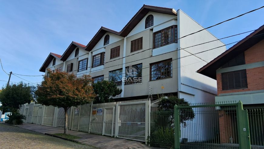 Sobrado triplex, semi mobiliado, com 3 dormitórios sendo um suíte, banheiro social, 2 lavabos, área