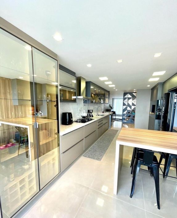 Apartamento amplo, totalmente mobiliado e equipado, com excelente posição solar