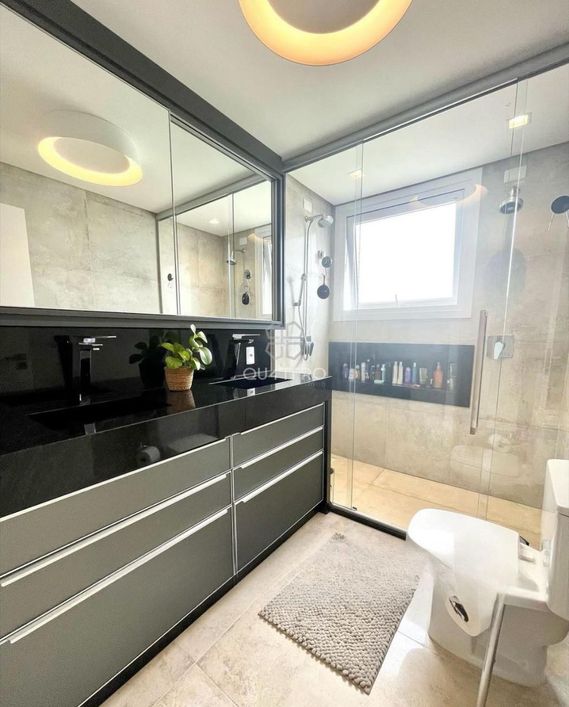 Apartamento amplo, totalmente mobiliado e equipado, com excelente posição solar