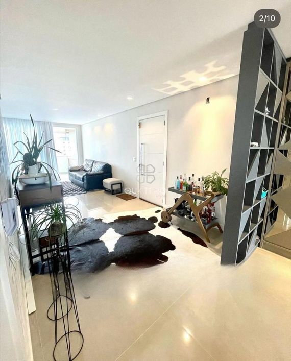 Apartamento amplo, totalmente mobiliado e equipado, com excelente posição solar