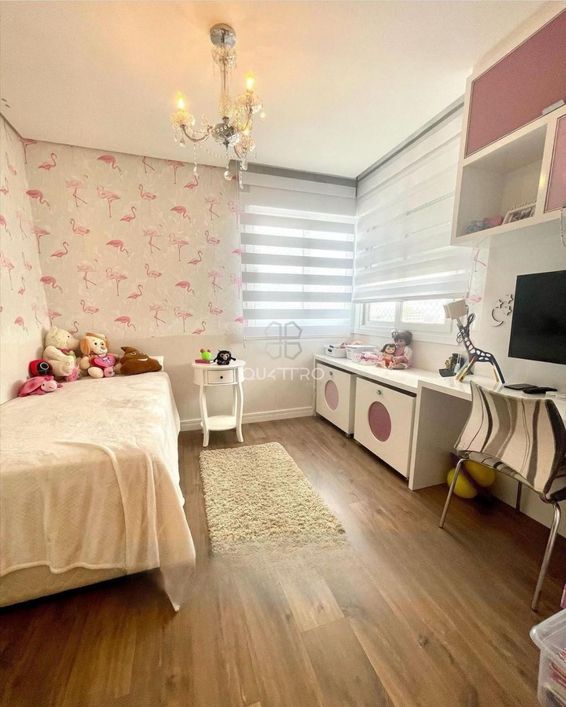 Apartamento amplo, totalmente mobiliado e equipado, com excelente posição solar