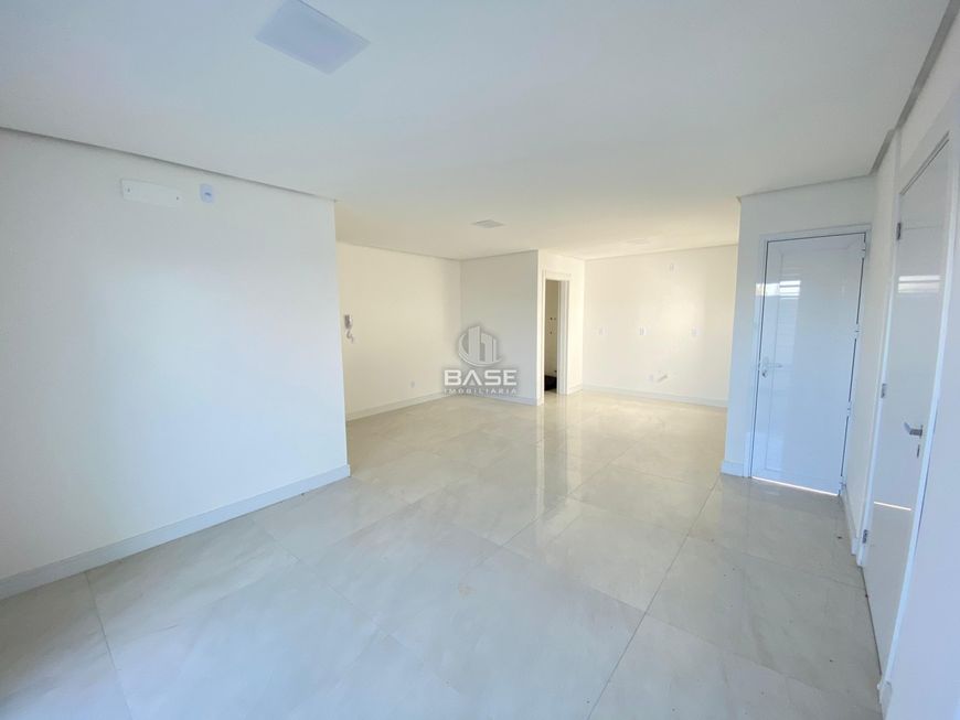 Apartamento novo com 3 dormitórios, sendo um suíte, sala de estar e jantar integrados, cozinha, saca