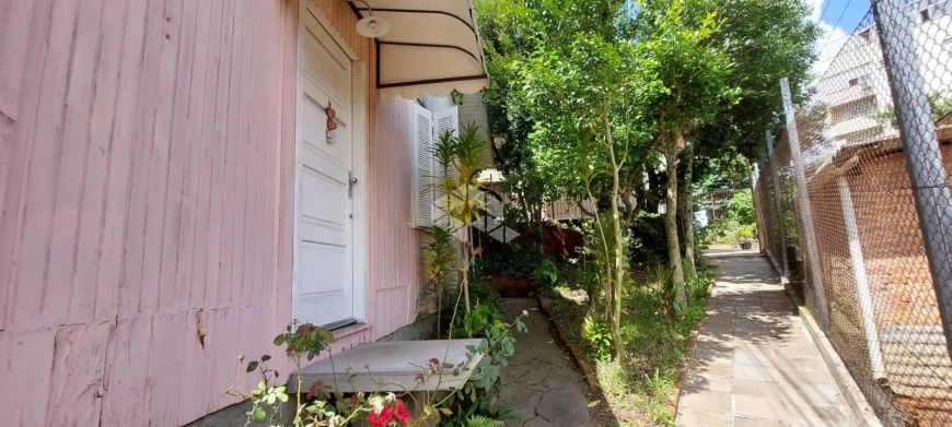 Vende: Terreno com casa, de esquina, no Pio X