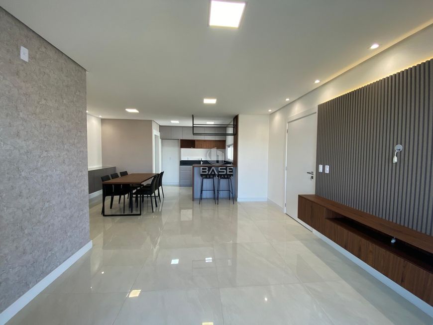 Apartamento novo mobiliado com 3 dormitórios, sendo um suíte, sala de estar e jantar integrados, coz