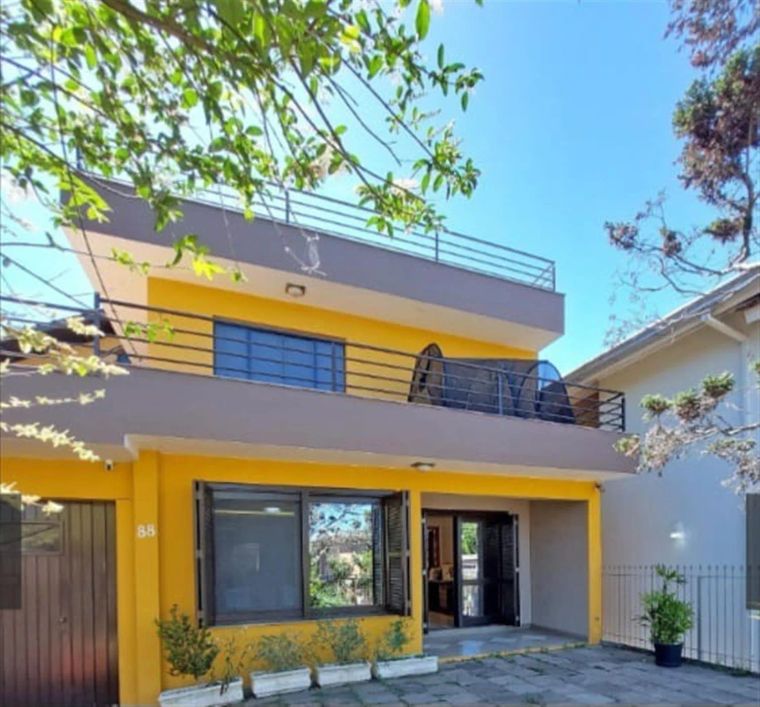 Excelente residência semimobiliada em ótima localização e posição solar no Bairro Charqueadas!! Cont