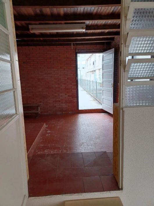 Excelente sala aérea no Centro de Caxias do Sul! Conta com cozinha e banheiro social. Área privativa