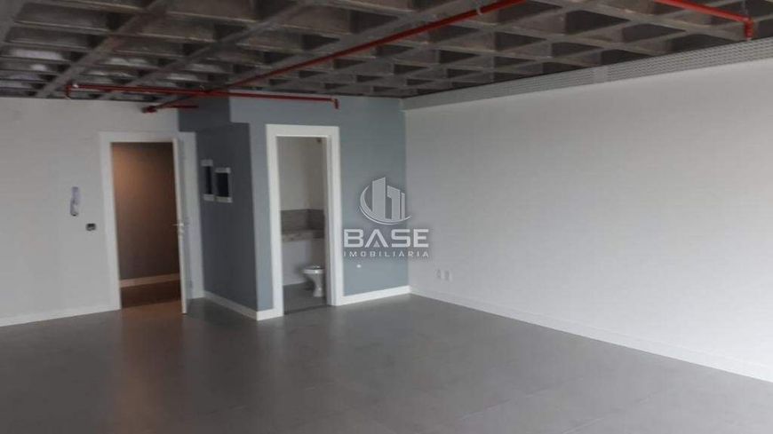 Excelente sala comercial de 62,63 m² privativos, acabamento em deck de madeira nas sacadas e piso in