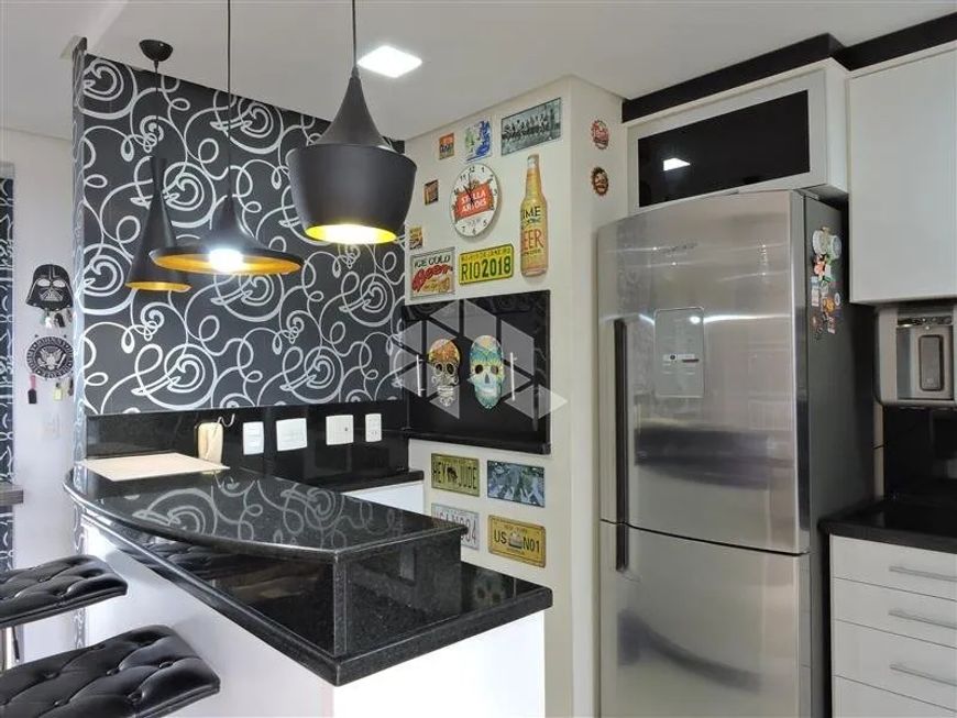 Apartamento semimobiliado com 2 dormitórios sendo um suíte e 2 vagas no Sanvitto