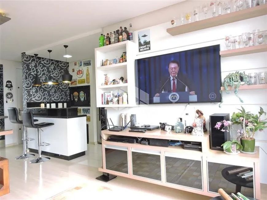 Apartamento semimobiliado com 2 dormitórios sendo um suíte e 2 vagas no Sanvitto