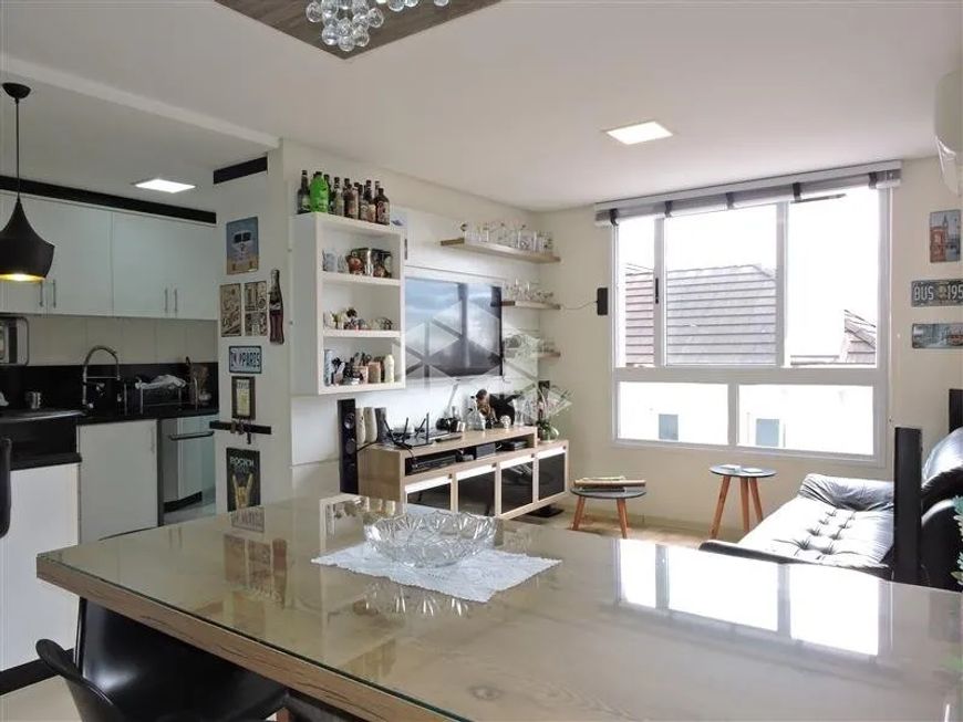 Apartamento semimobiliado com 2 dormitórios sendo um suíte e 2 vagas no Sanvitto
