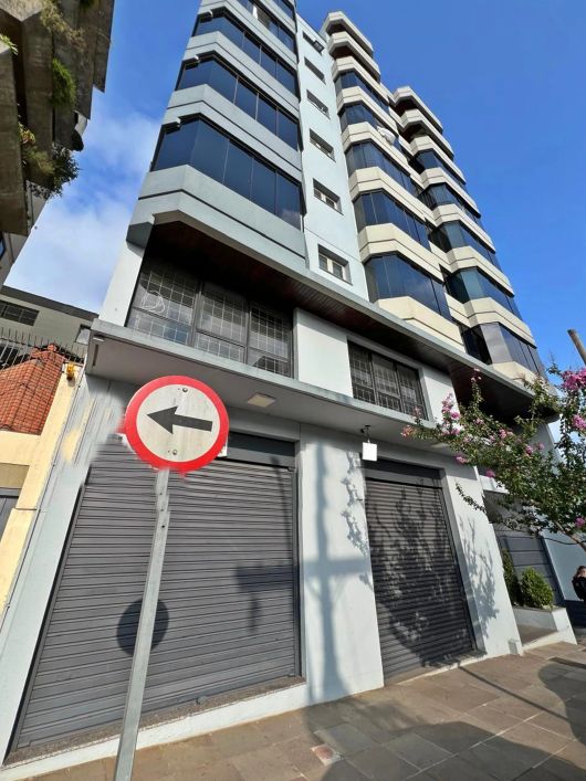 BENTOALVES aluga sala térrea com 367 m2, dois andares, em São Pelegrino - Caxias do Sul - RS