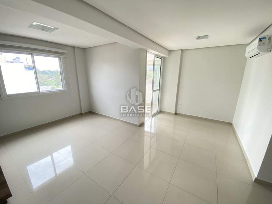 Apartamento semimobiliado com 2 dormitórios, sendo um suíte, sala de estar e jantar integrados, cozi