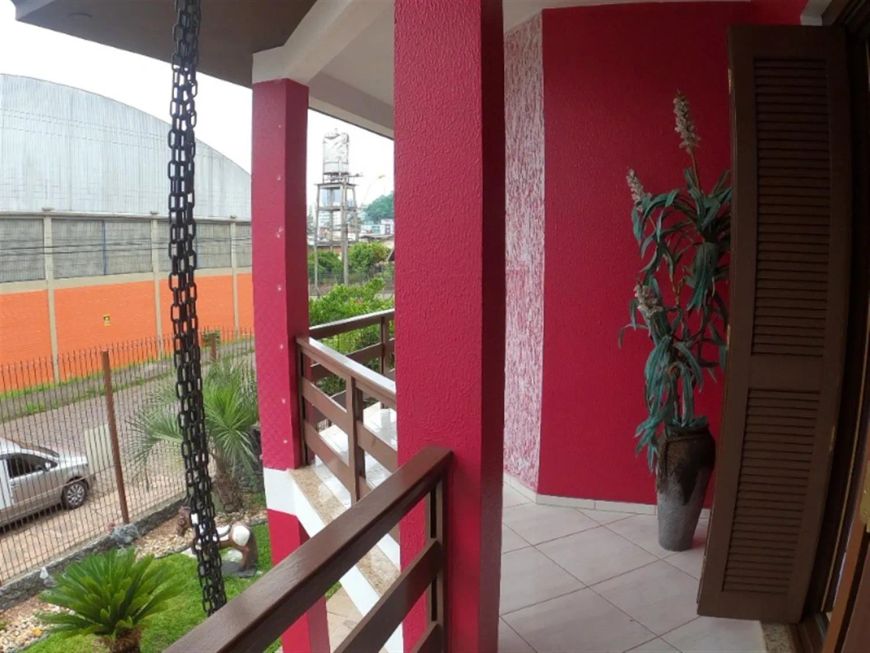 1 pavimento- Garagem para 02 carros (interno), com churrasqueira, sala de estar, cozinha, área de se