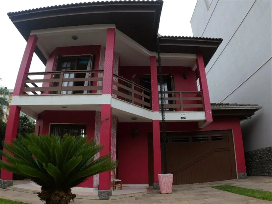 1 pavimento- Garagem para 02 carros (interno), com churrasqueira, sala de estar, cozinha, área de se